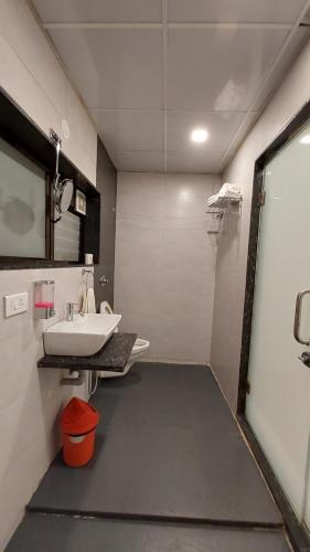 y baño pequeño con lavabo y ducha. en ONELLA REGENCY, en Panchgani