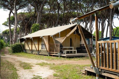 Budova, kde se the luxury tent nachází