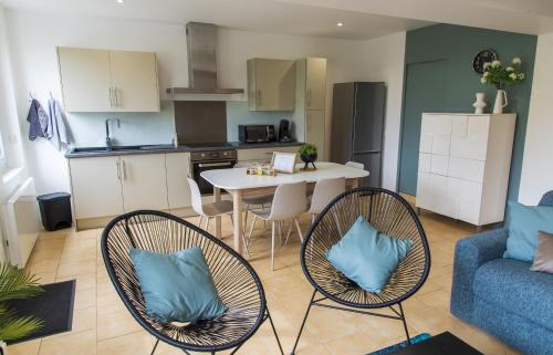 une cuisine et un salon avec une table et des chaises dans l'établissement Le Beverly à 9 min de Beauval, à Châteauvieux