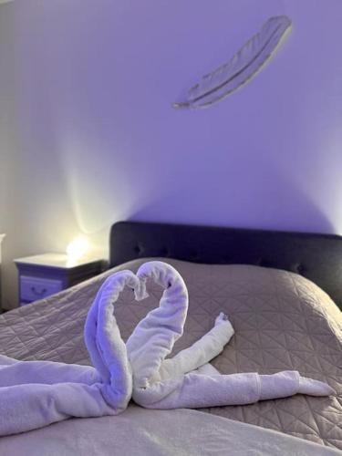 un cygne fait de serviettes sur un lit dans l'établissement Les lauriers, à Uchaux