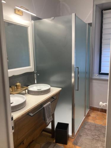 y baño con 2 lavabos y ducha. en Chambre d'Hôtes LES ROCHES, en Corme-Royal