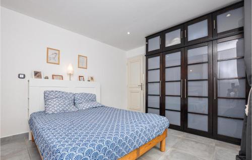 - une chambre avec un lit et une couette bleue dans l'établissement 2 Bedroom Beautiful Apartment In Biot, à Biot