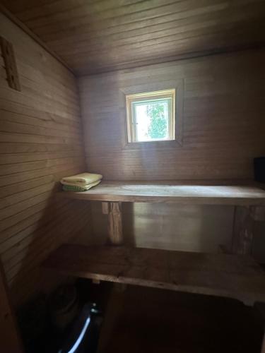 ein kleines Zimmer mit einem Regal und einem Fenster in der Unterkunft Teeveere kämping in Treimani
