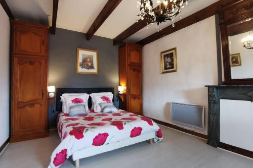 een slaapkamer met een bed met een rood en wit dekbed bij Ti va zud kozh in La Feuillée