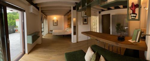 um corredor de uma casa com uma sala de estar em Cruna di Subida Wine Country House em Cormòns