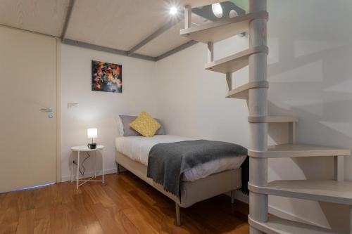 En eller flere senge i et værelse på Massena Modern Apartment by Wonderful Italy