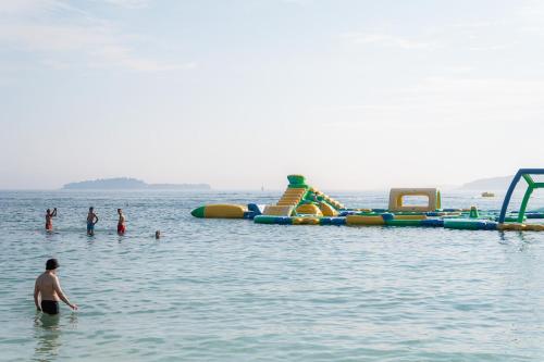 a group of people in the water at a water park at Glamping Istrië in Fažana