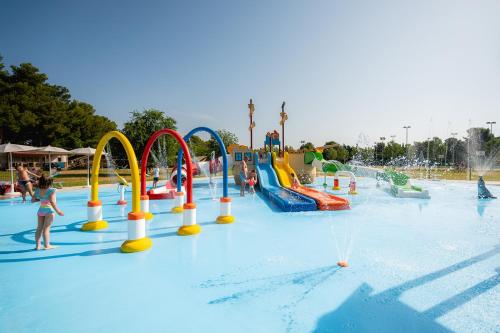 a water park with people playing in the water at Glamping Istrië in Fažana