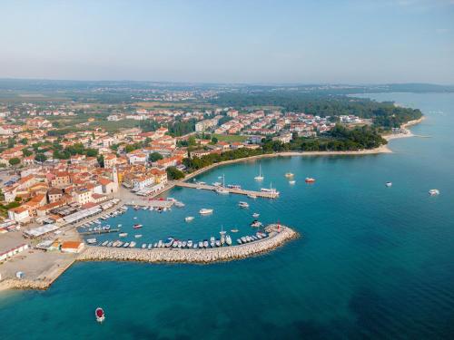 法扎納的住宿－Glamping Istrië，海港的空中景色,水中有船只