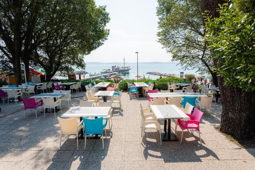 a row of tables and chairs with the ocean in the background at Glamping Istrië in Fažana