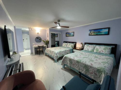 una camera d'albergo con due letti e una televisione di Amazing waikiki Beach condo 2Bed2Bath+free Parking a Honolulu