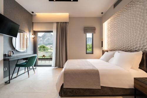 卡蘭巴卡的住宿－Mirabilis Boutique Hotel by Panel Hospitality，酒店客房配有一张床、一张书桌和一台电视。