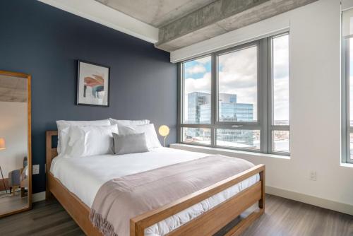 Postel nebo postele na pokoji v ubytování Kendall Sq Studio w Gym WD by MIT MGH River BOS-67