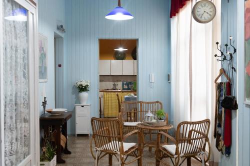 una sala da pranzo con tavolo e sedie e una cucina di "A CASA COGONI - OSPITALITÀ e CULTURA" a Monserrato