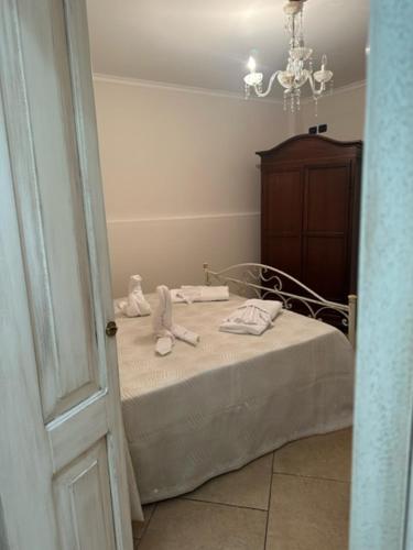um quarto com uma cama com um lustre em Casa vacanze Conte Cavour em Laterza