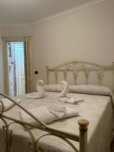 um quarto com uma cama com toalhas brancas em Casa vacanze Conte Cavour em Laterza