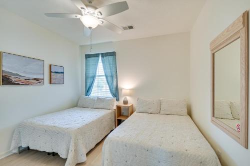 sypialnia z 2 łóżkami i wentylatorem sufitowym w obiekcie Myrtle Beach Condo Private Balcony and Resort Perks w mieście Myrtle Beach