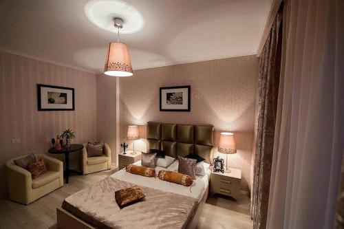ママイア・ノルドにあるSmarald Sea Mamaia Nordのベッドルーム(大型ベッド1台、椅子付)