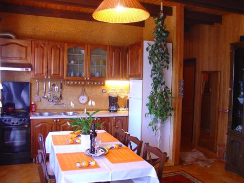 een keuken met een tafel met een witte tafeldoek bij Apartments Maroflin in Crni Lug