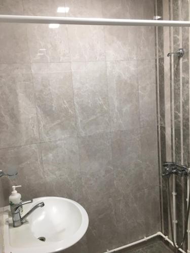 a bathroom with a sink and a shower at Hin Tun in Artabuynkʼ