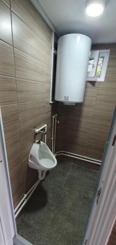 a bathroom with a toilet and a sink at Kamp kućica trokrevetna in Crnča