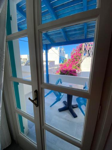 une porte ouverte avec vue sur une fenêtre dans l'établissement Asiminas, à Naxos Chora