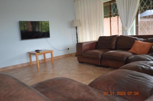 a living room with a couch and a table at Guest house Winklespruit in Kingsborough