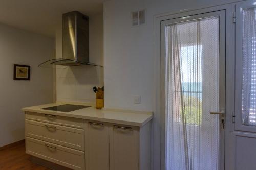 een keuken met een wastafel en een raam naast een deur bij OCEANO Family Home free parking by Cadiz4Rentals in Cádiz