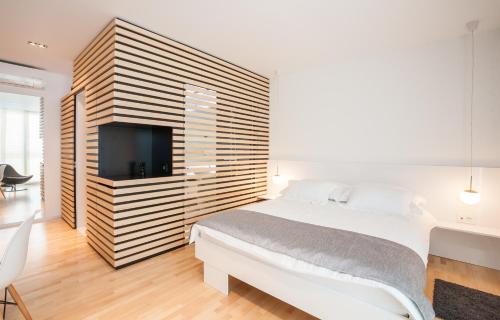 um quarto com uma cama grande e uma televisão de ecrã plano em Unique Rooms em Zadar