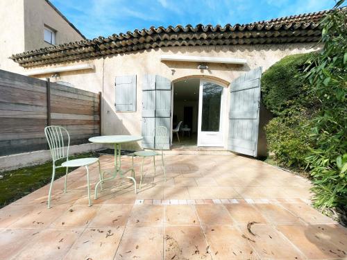 Photo de la galerie de l'établissement Appartement 7 - LES SUITES DE ROBINSON - Résidence avec piscine en bord de Siagne, à Mandelieu-La-Napoule, à Mandelieu-la-Napoule