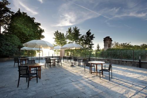 a group of tables and chairs with umbrellas at Exe Casa de Los Linajes in Segovia