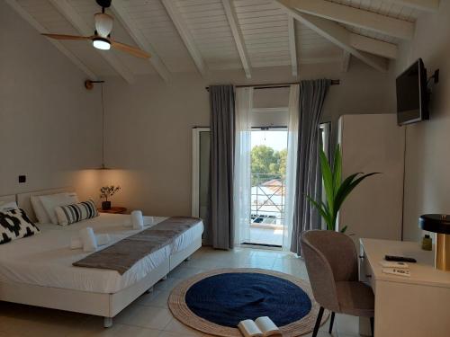 sypialnia z łóżkiem i dużym oknem w obiekcie Nikkos Apartments w mieście Skála Kefalonias