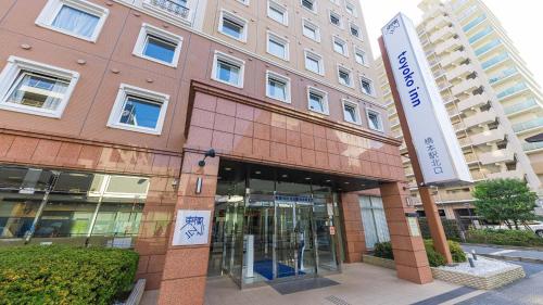 a building with a sign in front of it at Toyoko Inn Keio sen Hashimoto eki Kita guchi in Sagamihara