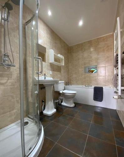 une salle de bain avec une baignoire, un lavabo et des toilettes dans l'établissement French Farmhouse Retreat with pool & superb views., à Blanzac