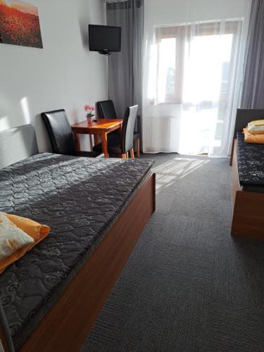 Cama o camas de una habitación en Rezydencja Kwiatano - Basen & Jacuzzi & Sauna & Plac Zabaw