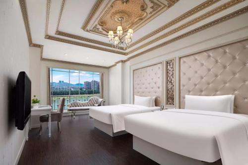 una habitación de hotel con dos camas y un sofá en Morninginn, Lengshuijiang Yanjiang Road, en Lengshuijiang