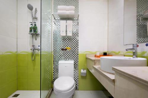 ein Bad mit einem WC, einem Waschbecken und einer Dusche in der Unterkunft Morninginn, Lengshuijiang Yanjiang Road in Lengshuijiang