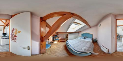 um quarto com uma cama grande num quarto em Chambres Du Petit Bonheur em Biscarrosse