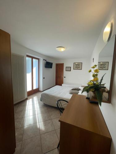 1 dormitorio con cama y escritorio. en Max Meublè, en Castione della Presolana