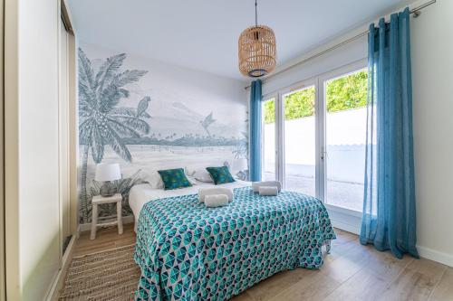 une chambre avec un lit et une grande fenêtre dans l'établissement Villa Marie - Pyla sur mer superbe villa 10 personnes vue Bassin, à La Teste-de-Buch