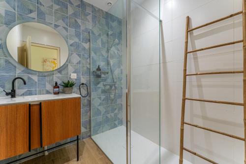 une salle de bain avec un lavabo et un miroir dans l'établissement Villa Marie - Pyla sur mer superbe villa 10 personnes vue Bassin, à La Teste-de-Buch