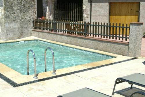 - une piscine avec deux rails métalliques dans un bâtiment dans l'établissement 17th century farmhouse in Bages near Montserrat, à Castellfullit del Boix