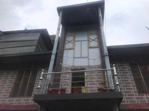 a balcony of a building with a window at POP Ain Ul Noor Homestay in Thanna Mandi