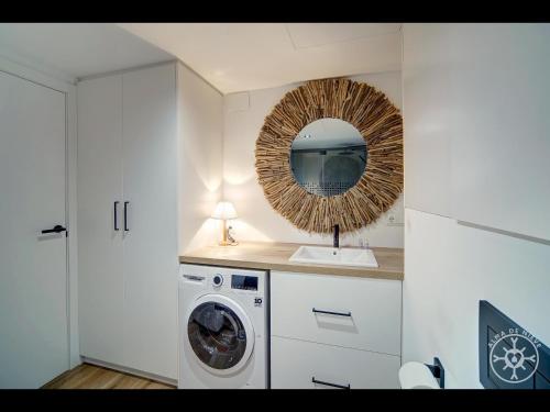 a bathroom with a washing machine and a mirror at MONTLUDE de Alma de Nieve in Baqueira-Beret
