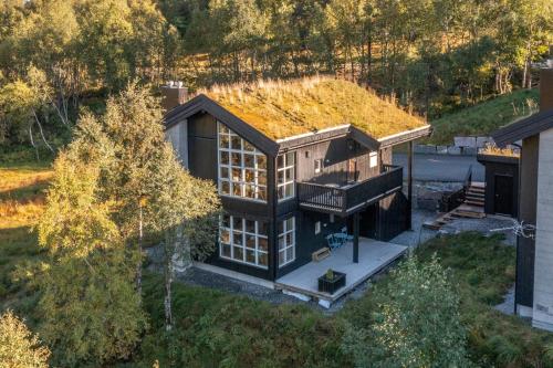 una vista aérea de una casa con techo de césped en Penthouse apartment at Strandafjellet en Stranda