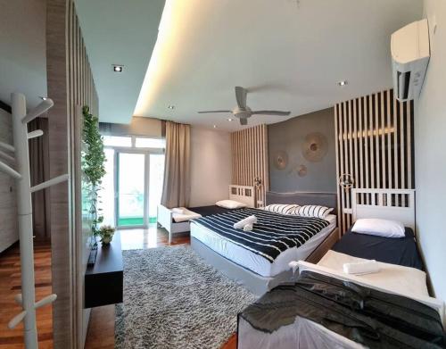 Bandar PenawarにあるTranquil Arcadia Homestay by Desaruのベッドルーム1室(ベッド2台付)