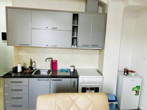 Η κουζίνα ή μικρή κουζίνα στο Kristian apartments
