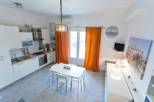 a kitchen with a white table and a white table at Appartamento Selinunte in Marinella di Selinunte