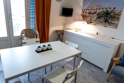 a living room with a white table and chairs at Appartamento Selinunte in Marinella di Selinunte