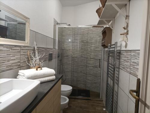 La salle de bains est pourvue d'un lavabo, de toilettes et d'une douche. dans l'établissement Casa Indipendente Le Manie Finale Ligure, à Finale Ligure